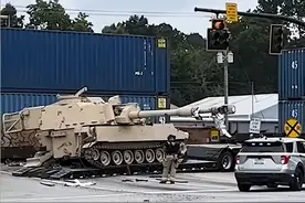 美国一卡车与火车在道路交叉口相撞 卡车上载有榴弹炮图片