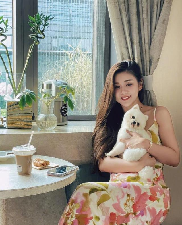 40岁李小萌太丰满，穿吊带裙都兜不住好身材，难怪直男都喜欢她