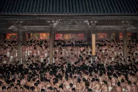 日本脱光才能参加的辣眼节日“裸男节”图片