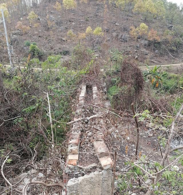 广西南宁市隆安县备战时期修建在古桥上的引水渠，现已列入文保