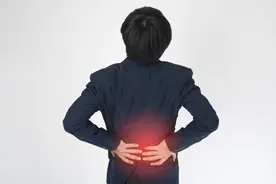 夜间或晨起腰痛，活动后缓解、劳累后加重，医生：别误以为是腰突图片