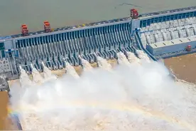 重庆暴雨！三峡大坝开启十一孔泄洪，下游宜昌能否扛得住？图片