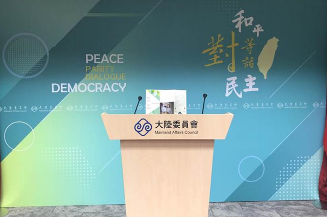 无惧威胁，洪秀柱已抵达北京，将出席93阅兵，国民党表态令人心寒