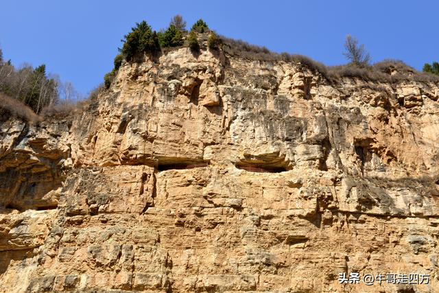 山西宁武石门悬棺：万仞崖龛藏古柩、千年石棺映翠岚