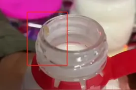 很多孩子爱喝！知名品牌饮品被曝现活蛆，现场连开多瓶全“爆雷”，监管部门介入图片