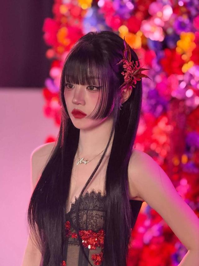 宋雨琦 内娱顶级身材，胸腰比太逆天，抹胸造型性感妖娆太火辣！