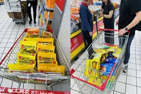 来上海旅游的韩国年轻人，选择在上海喝空果立方图片