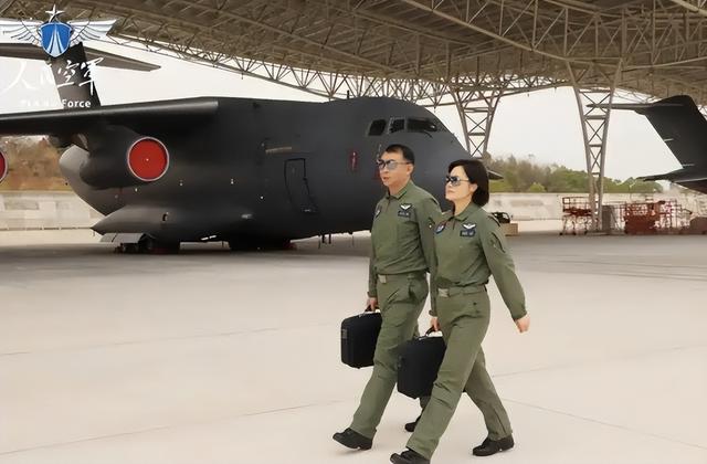 阅兵女机长身份曝光！私生活被扒牺牲太大，老公不简单，央视点名