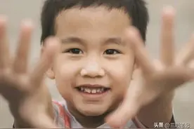 弟弟拿棍子挑衅姐姐，被姐姐一顿教训图片