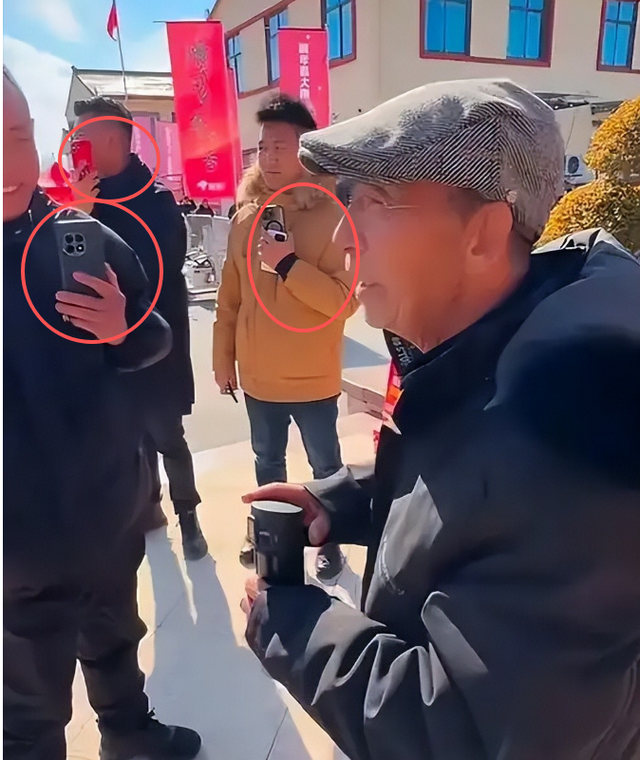 刘强东给老家送年货现场曝光，令人恶心的一幕出现，当场被人制止