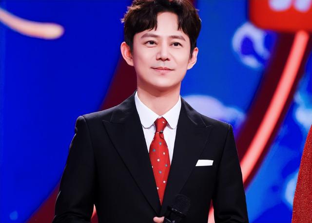 51岁主持人何炅：无妻无女、与保姆相伴	，如今终于与自己和解