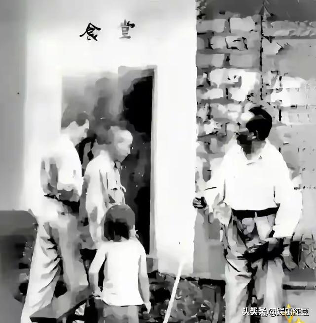 毛主席一家四口合影，四人脸上全是笑意，李讷紧挨毛主席