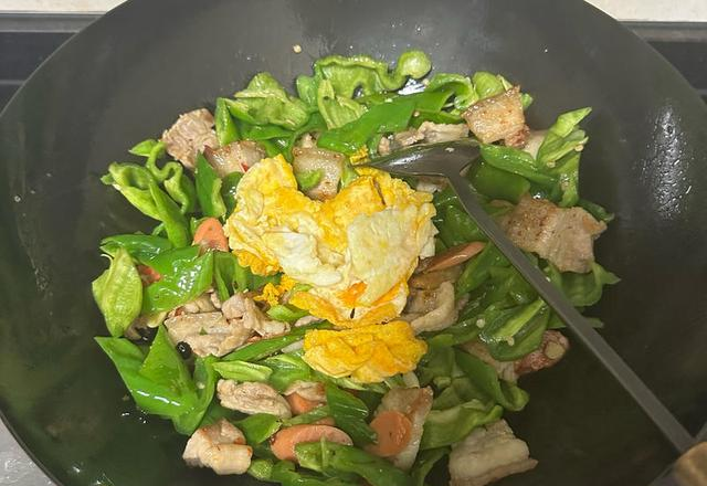 农家小炒肉｜五花肉煸出油香，辣椒嫩脆超下饭的家常硬菜