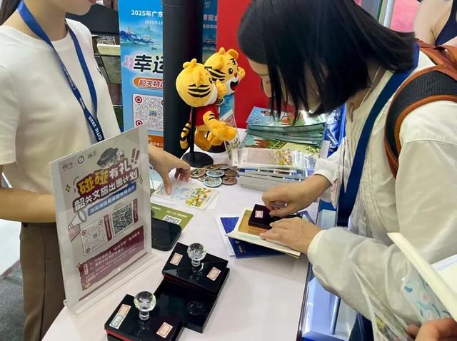 2025广东旅博会圆满落幕！韶关展厅展示非遗绝技+AI打卡、抽奖火出圈！实力诠释“天然氧吧，康养胜地”