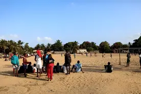 终于知道为啥去非洲的中国人不愿意回来，网友一语道出“真相”图片