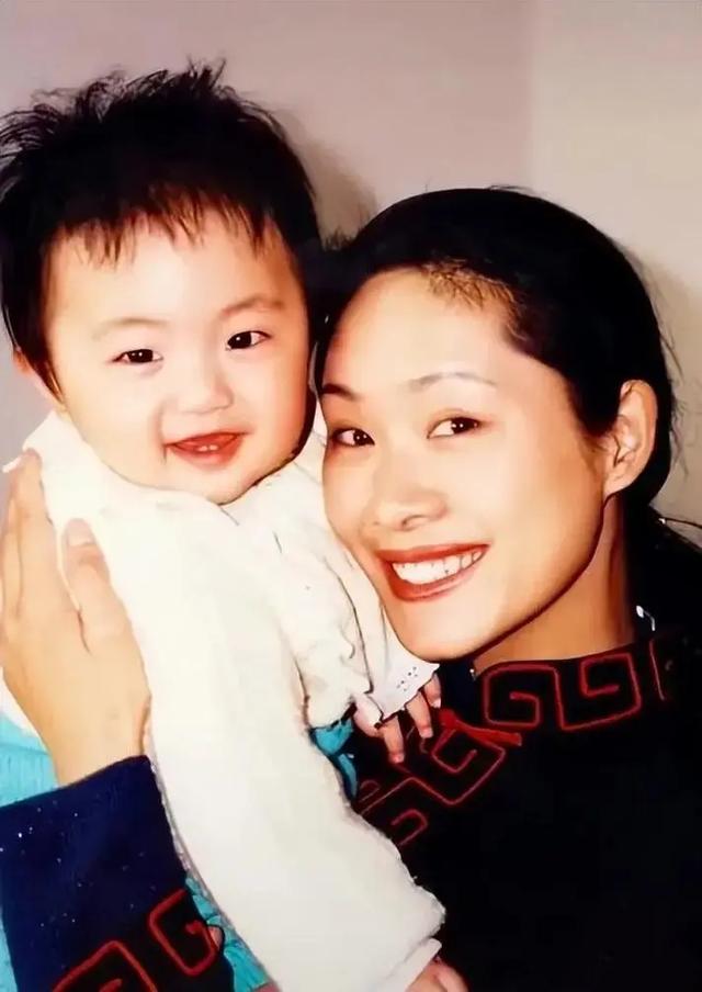 于文华：二婚嫁给未婚小伙，婚后23年未生一子，如今她过得如何？