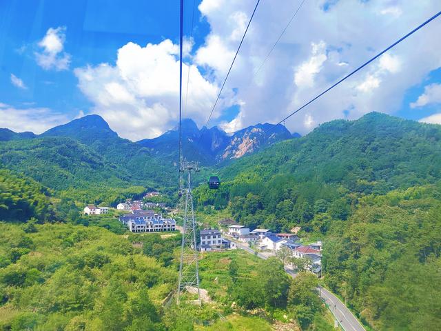安徽：在潜山坐缆车 三魂吓掉二魂半 还有半魂不沾身