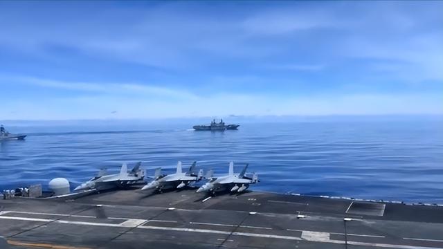 无异于拉屎的时候被踹门，美水兵曝林肯号补给时，055强组编队