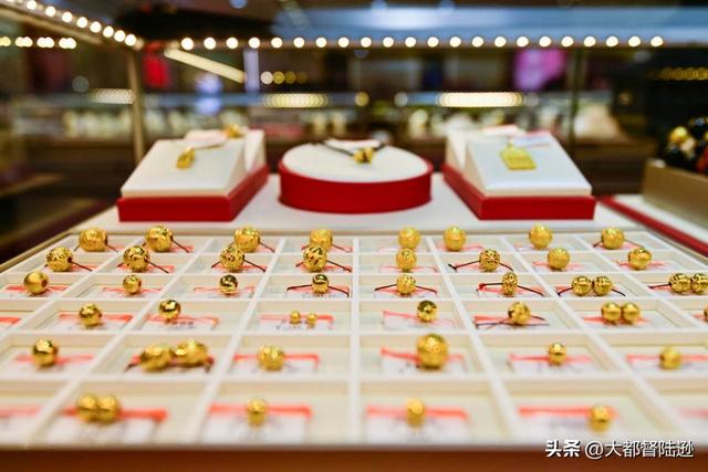 金饰越卖越贵，长期持有黄金真能抗通胀吗？很多人都掉进一个误区