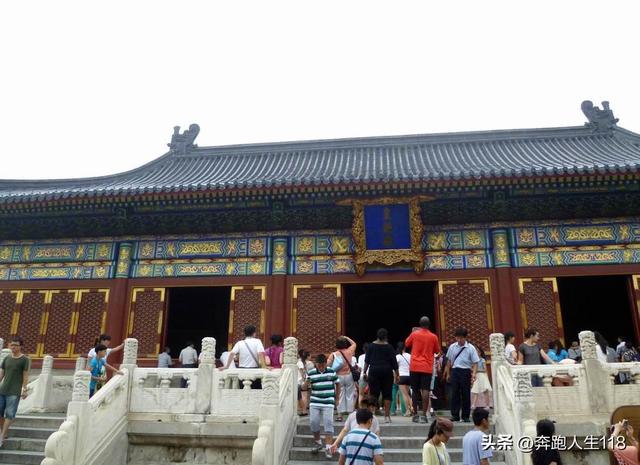 古木参天、绿草如茵，天坛景色秀