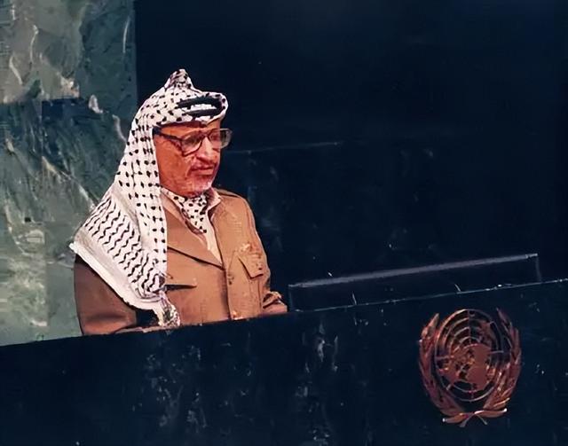 300人硬刚以色列坦克！阿拉法特凭巷战封神	，却一手好牌打得稀烂