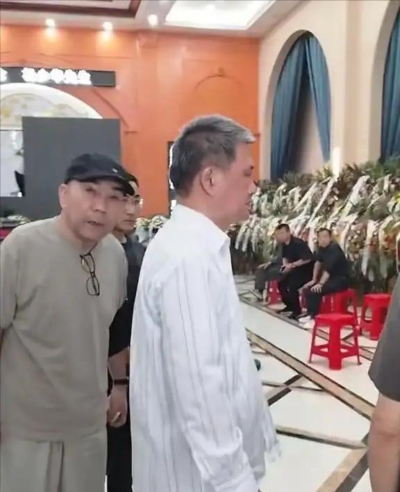 杨议曝冯巩缺席葬礼真相！打了俩电话没接，果断送来一纸公函