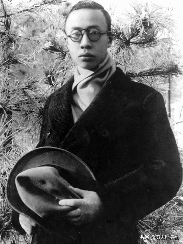 1924年溥仪被赶出紫禁城，在翊坤宫留影，寸头高筒皮靴，气质不凡