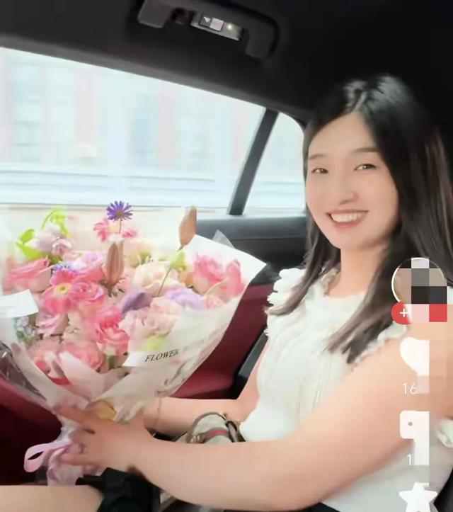 球球生孩子后：婆婆月嫂带娃 不母乳 身材恢复打扮漂亮 网友：太羡慕