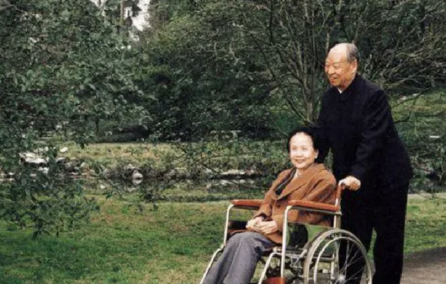 她曾任政法委副秘书长，丈夫官至正国级，风雨同舟，儿女也皆成才