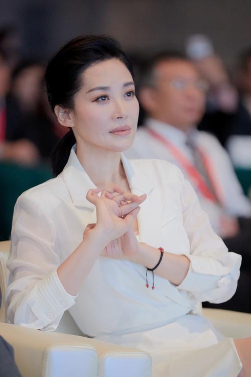 她一生 “风流成性、老少通吃”，撩汉无数，现如今56岁却依旧单身