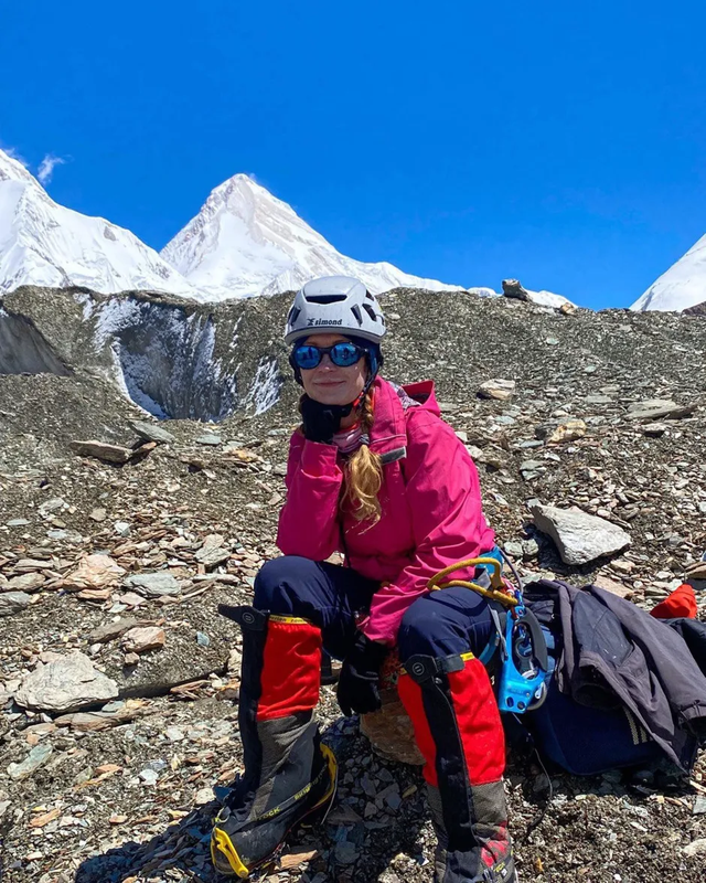 俄罗斯女登山者被困7000米天山十日，同行帮忙时殒命，救援取消