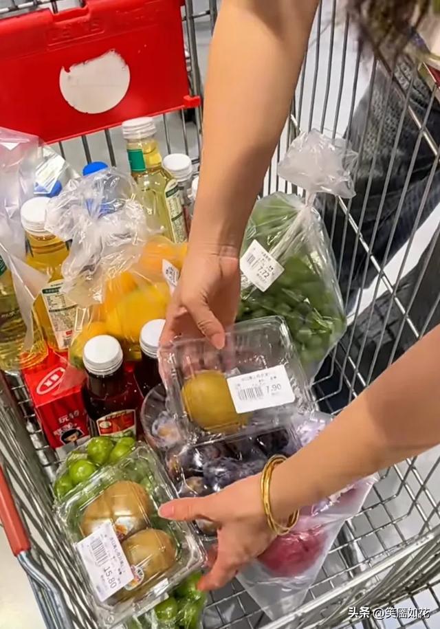 原以为金哥邀请村长是要共宿山间,却不知他们早把舒适搬去了酒店