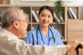 公公肺癌晚期，为什么不去北京找权威专家，而选择保守治疗？图片