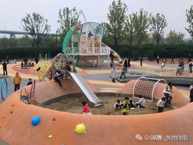 乘上地铁10号线到灞渭桥湿地公园，大片粉黛乱子草等着你打卡！