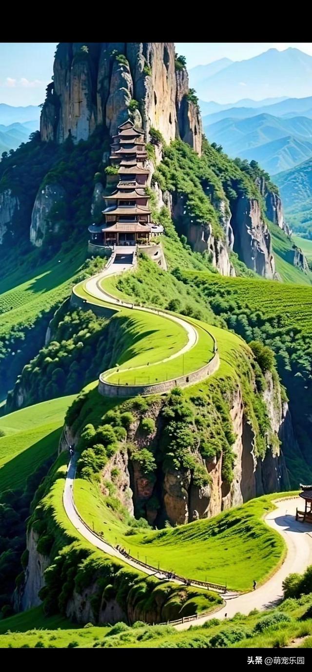 山顶古松傲然挺立，云雾缭绕如仙境，我竟品尝到超然物外的滋味