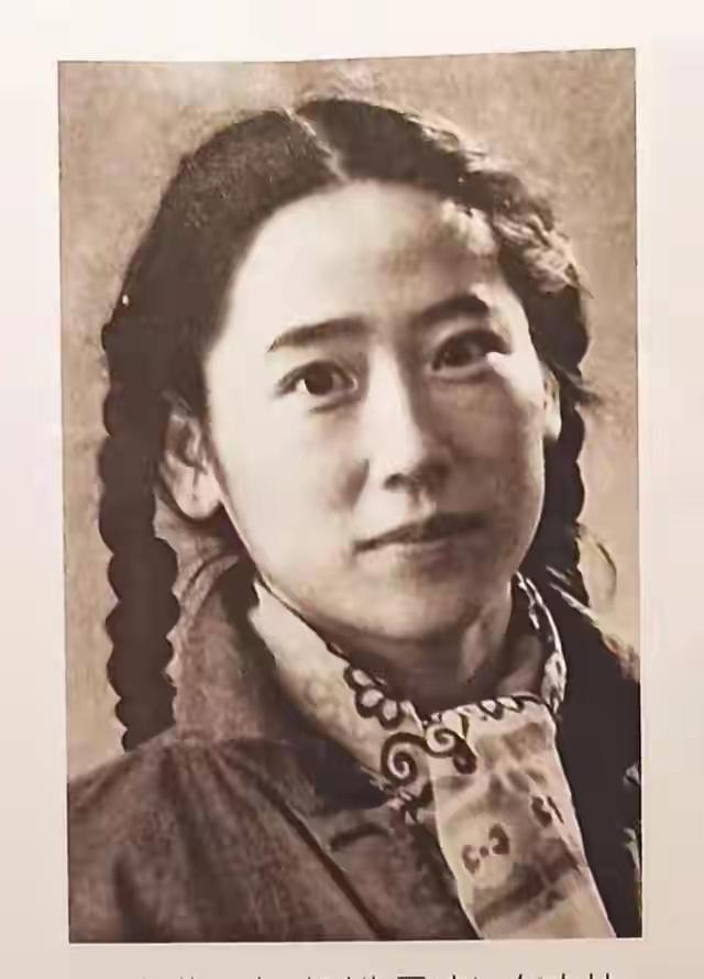 李鹏总理儿媳罕见留影，五官端正长相大气，爷爷功勋卓著比肩元帅