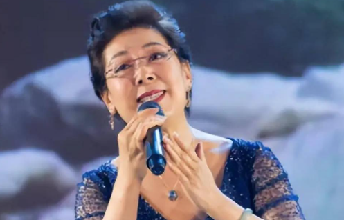 71岁知名歌唱家，与二婚丈夫无子无女，选择花500万住养老院