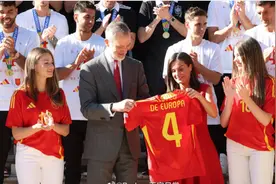 争当驸马!西班牙国王王宫接见国家队,托雷斯见俩美貌公主迈不动腿图片
