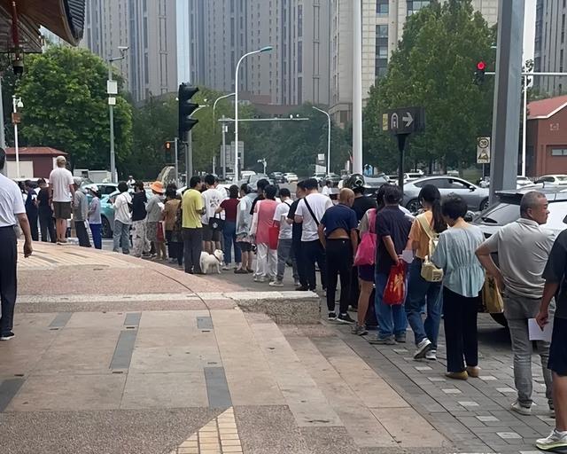 年轻人的第一刀对准了天价月饼