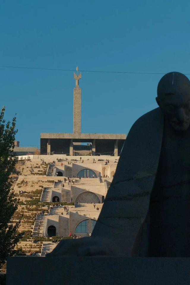 人均卡戴珊，这个忧伤又美丽的小国让我念念不忘