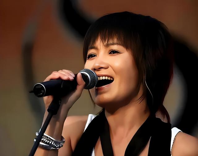 她连续5次上春晚，私下却和恩师同居怀孕被骗流产，现在57岁单身