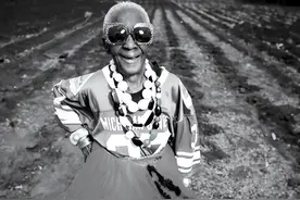 赞比亚奶奶“换装”走红图片