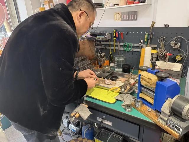 故乡里的中国|西南小城里的传统金店与风口上的打金师傅 第3张 故乡里的中国|西南小城里的传统金店与风口上的打金师傅 第3张