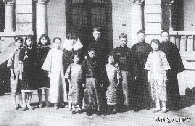 哥哥是皇帝、大伯是光绪	、奶奶是慈禧、他却非常低调地活到2015年