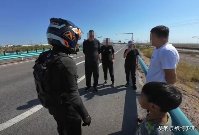 亲爹把儿子扔新疆国道上，妈妈烈日徒步1.5公里寻找，后续很寒心