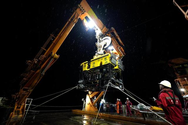 深海科考新纪元：中国首次实现双潜器协同作业突破4000米