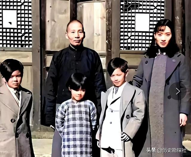 晚清老照片：女子躺洋人怀里抽大烟，男子带八位老婆逛街