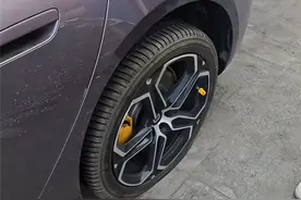 小米SU7高速服务区被恶意划破轮胎，哨兵模式拍下全过程图片