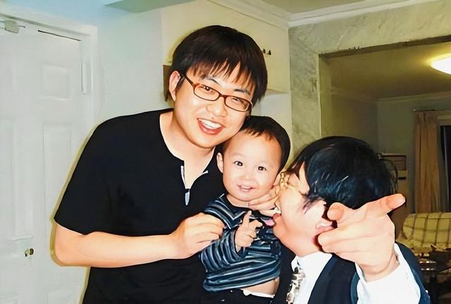 聂卫平送别！长子孔令文举遗像，次子女儿紧跟其后，众人雪中送行