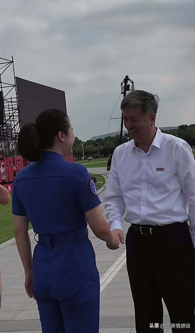 王浩泽现身东南大学开学典礼，安保戴防刺手套随行，留下三句嘱托